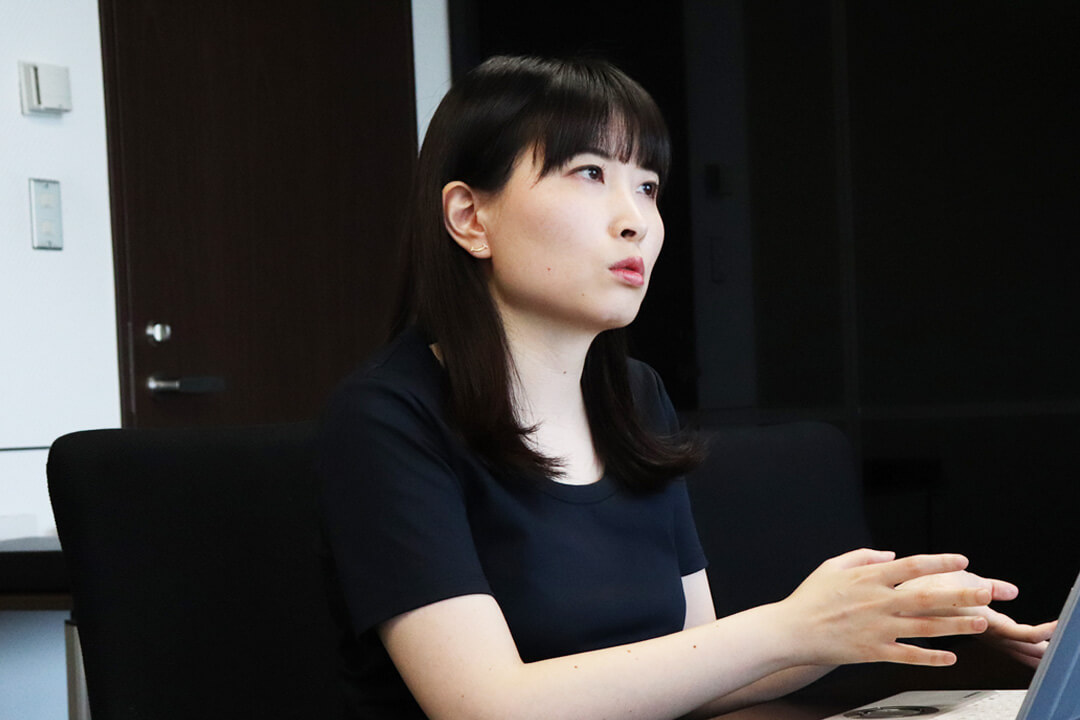 説明する担当者