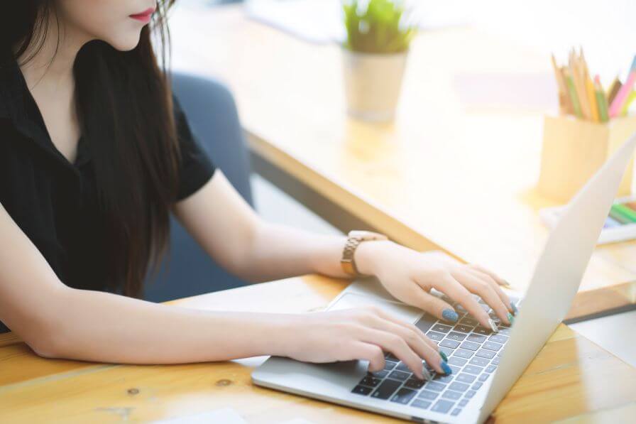 中小企業のオウンドメディア制作をする女性